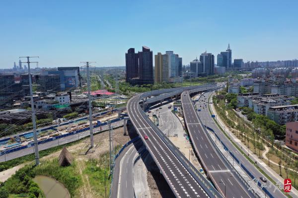 雙向6車道，全長1.6公里，楊高中路改建雙“人”字形高架跨線橋主線通車