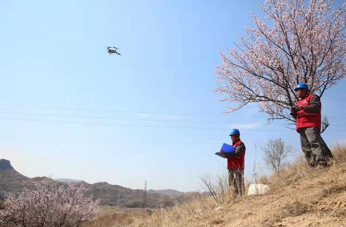 河北唐縣：“無(wú)人機(jī)”智能巡檢為春檢賦能